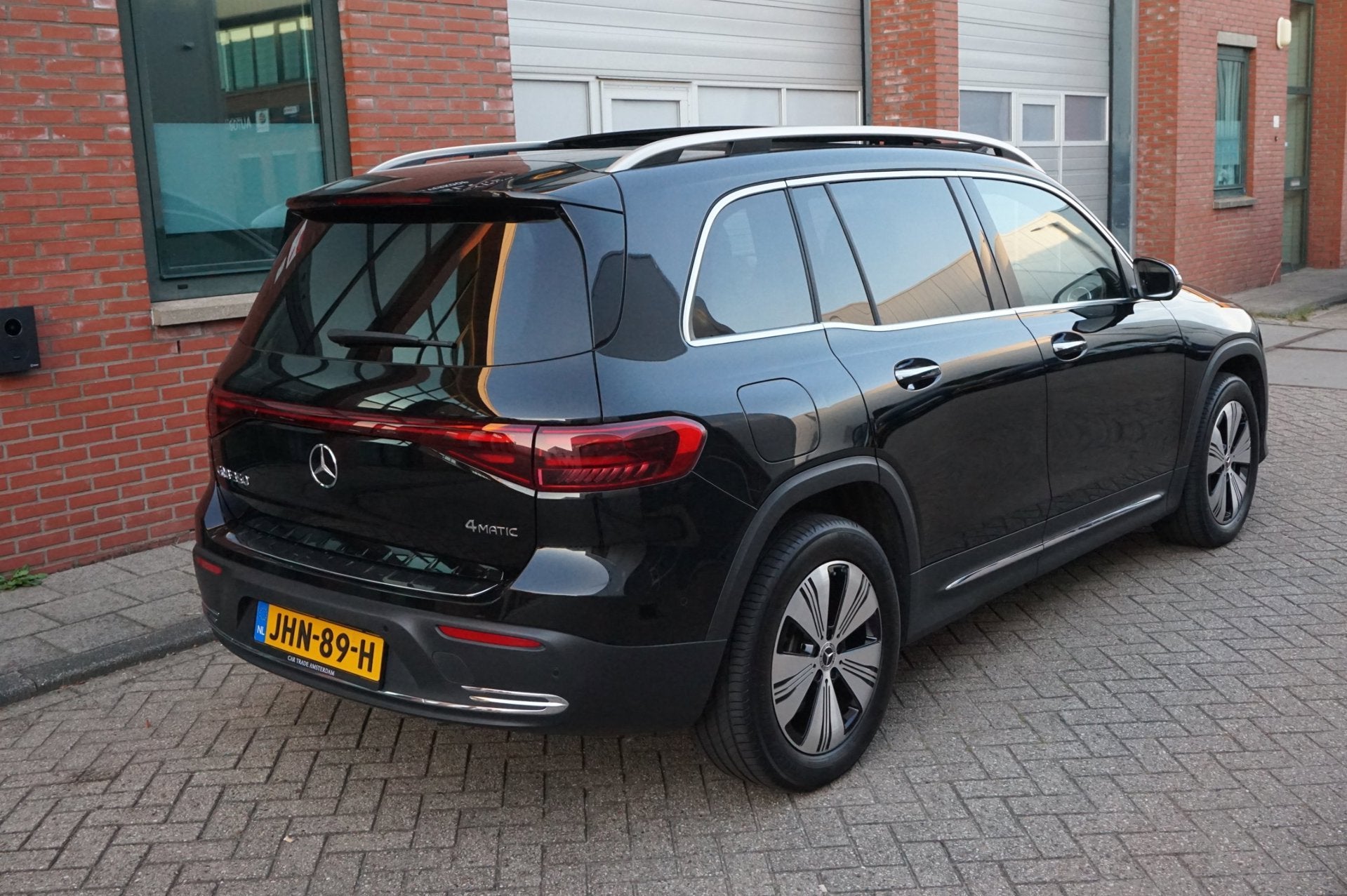 Mercedes-Benz EQB 350 4MATIC 67 kWh PANO 360 FACELIFT, Auto's, Automaat, Gebruikt, 2065 kg, Zwart
