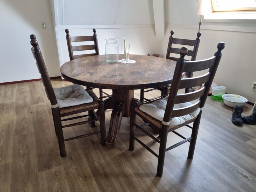 Robuuste eiken salontafel met stoelen (biezen en/of skai), Antiek en Kunst, Ophalen