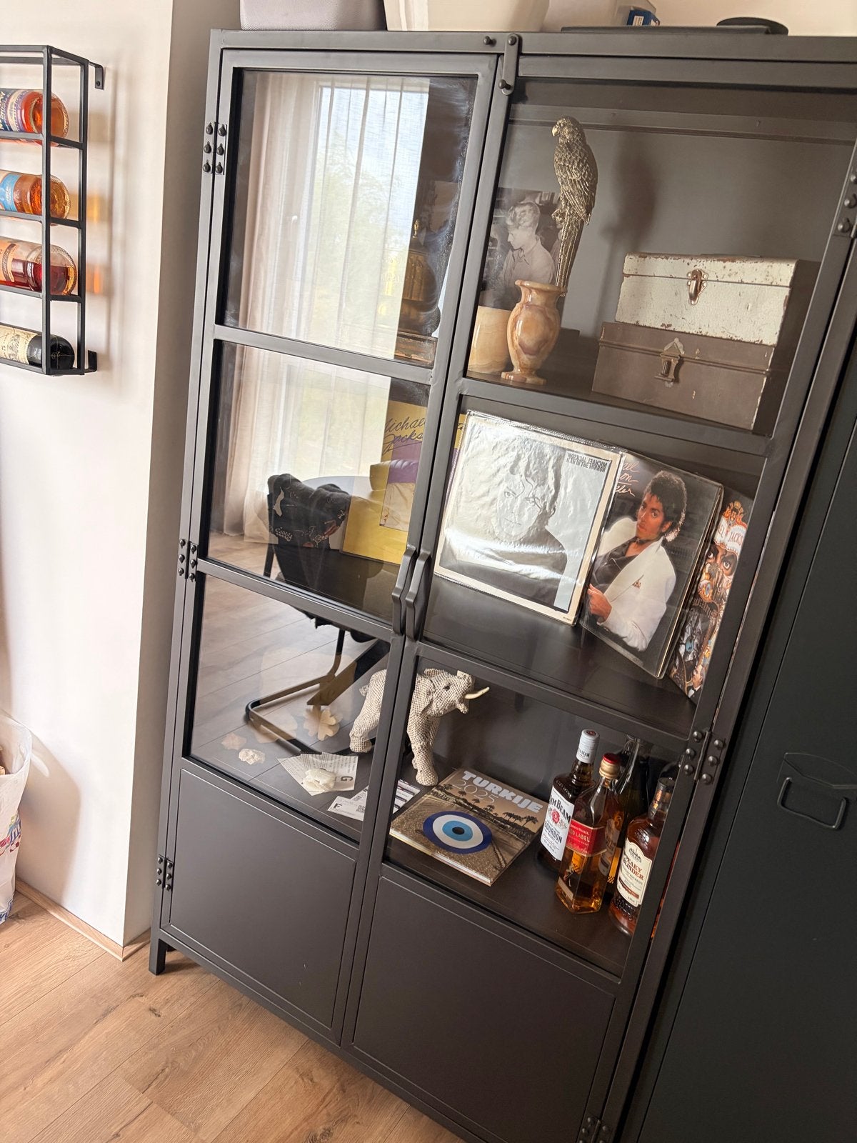 Metalen Vitrinekast met Glazen Deuren - Industrieel Design, Huis en Inrichting, Ophalen, Gebruikt, 100 tot 150 cm, Metaal