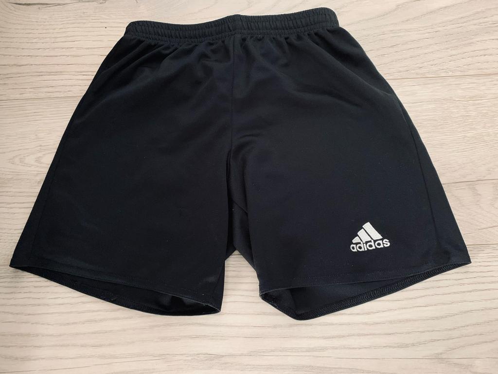 Adidas korte sport broek maat 140, Ophalen of Verzenden, Zo goed als nieuw, Meisje, Sport- of Zwemkleding