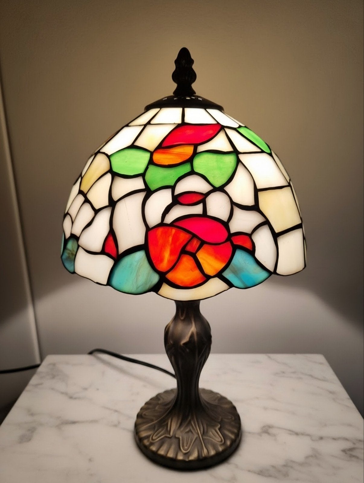 Tiffany-stijl Tafellamp - Kleurrijk Glas-in-lood & Brons, Gebruikt, Vintage, Met kap, Ophalen of Verzenden