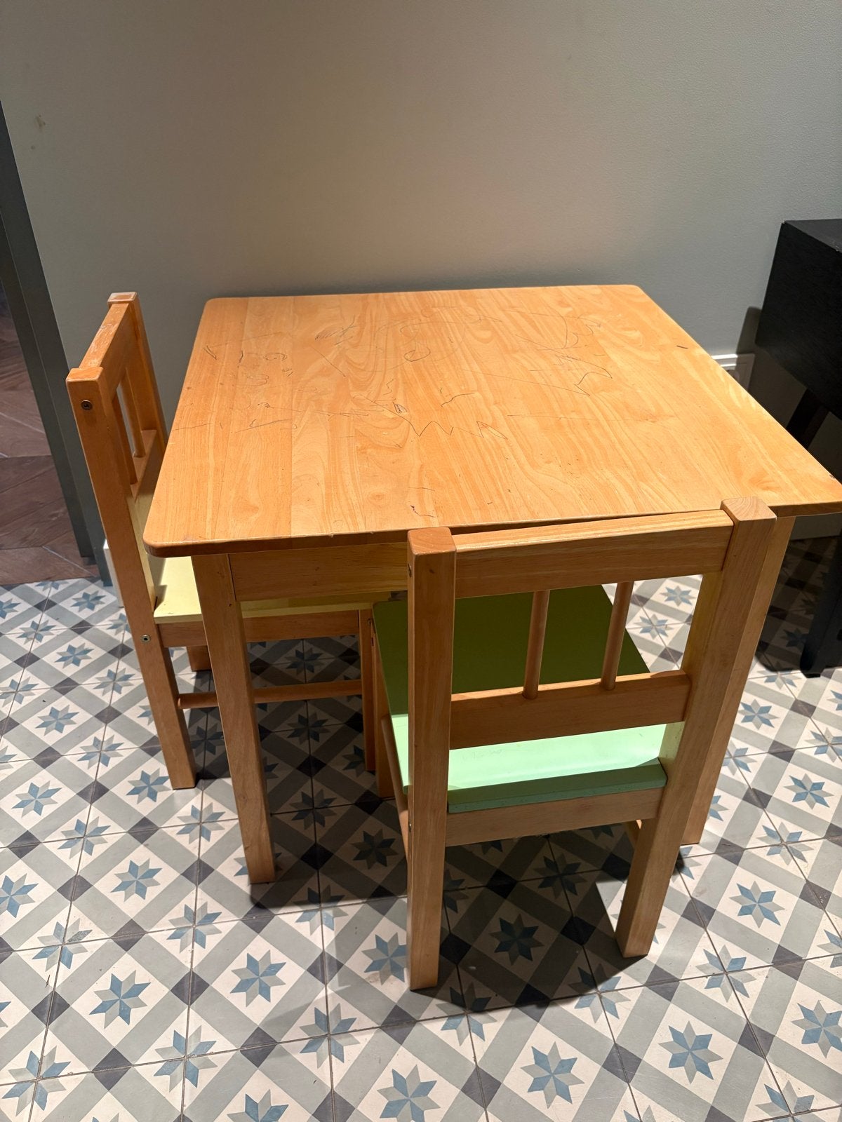Kinder tafeltje met 3 stoeltjes - Gebruikt maar stevig, Ophalen, Gebruikt, Tafel(s) en Stoel(en)