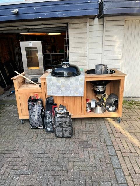 BBQ-tafel, Tuin en Terras, Buitenkeukens, Ophalen, Zo goed als nieuw, Houtskool, Zelfgemaakt