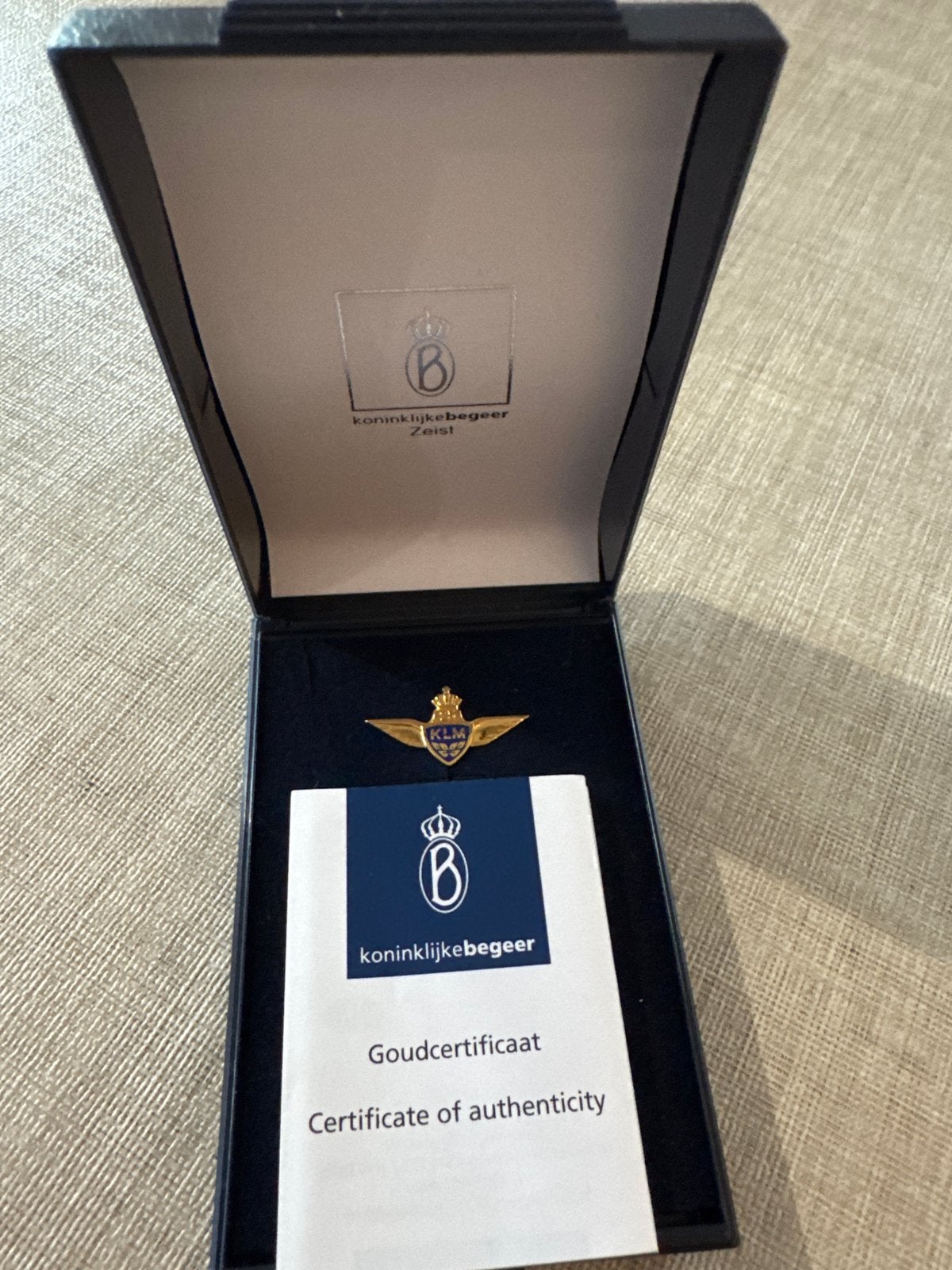 KLM 25 jaar speld goud met certificaat in originele doos, Ophalen, Nieuw, Minder dan 4 cm, Goud