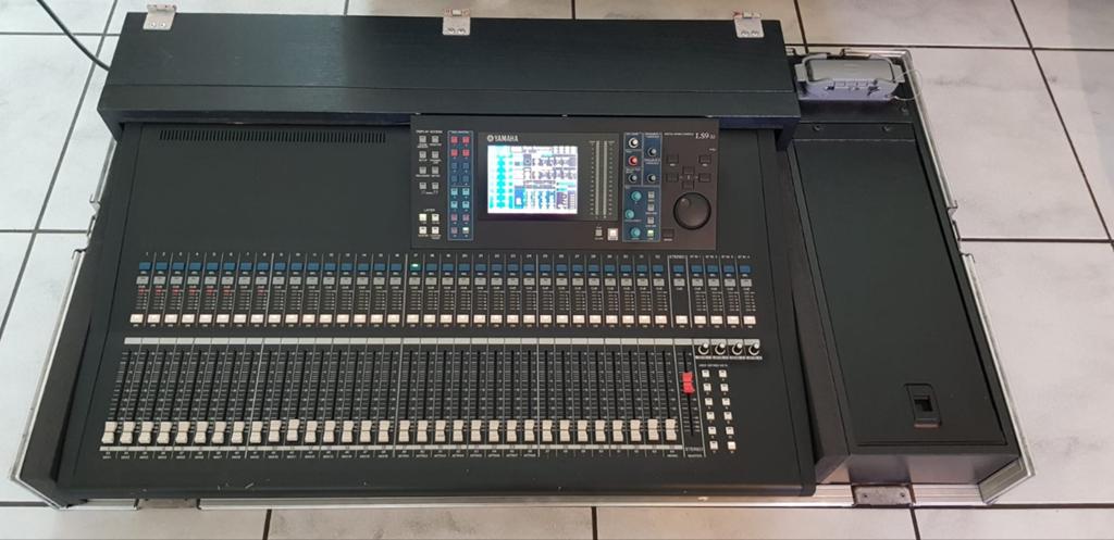 Yamaha LS9-32 Digitale Mengtafel met Flightcase, Muziek en Instrumenten, Mengpanelen, Ophalen, 20 kanalen of meer