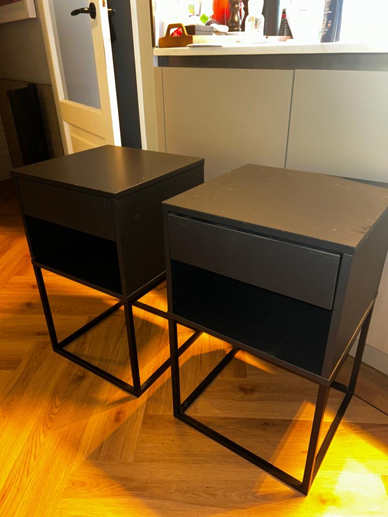 Set van 2 zwarte IKEA VIKHAMMER nachtkastjes, Huis en Inrichting, Ophalen, 55 tot 70 cm, Zo goed als nieuw, 45 tot 65 cm