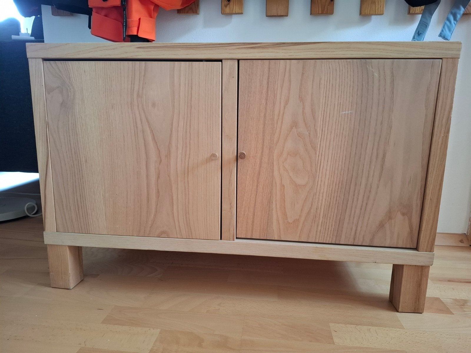 Ikea Tråby laag houten kastje met 2 deurtjes, Ophalen, 50 tot 100 cm, Zo goed als nieuw, Minder dan 100 cm