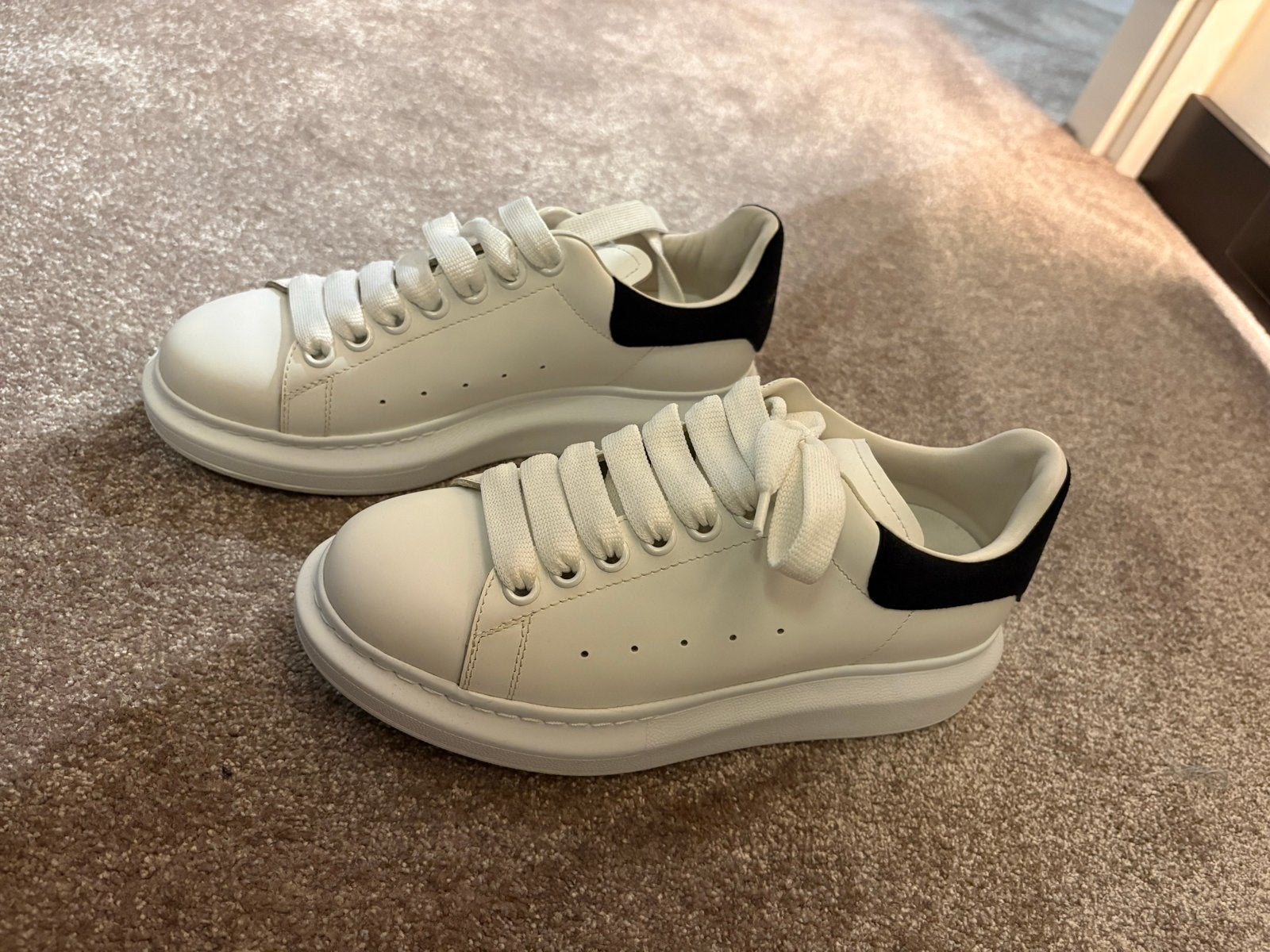 Alexander McQueen Sneakers - Wit met Zwart Detail, Kleding | Dames, Ophalen of Verzenden, Zo goed als nieuw, Wit, Sneakers of Gympen