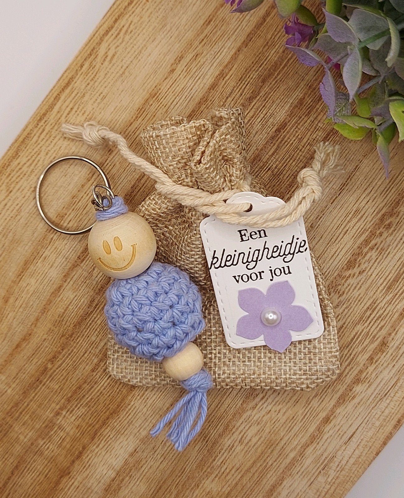 Zelfgemaakte gehaakte smiley sleutelhanger in jute zakje, Ophalen of Verzenden, Zo goed als nieuw
