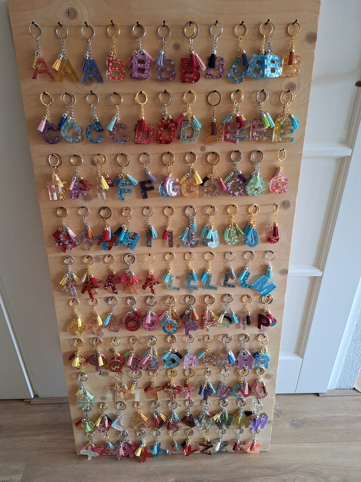 180 Epoxy sleutelhangers (A-Z) + grote staande display NIEUW, Ophalen, Nieuw, Overige typen