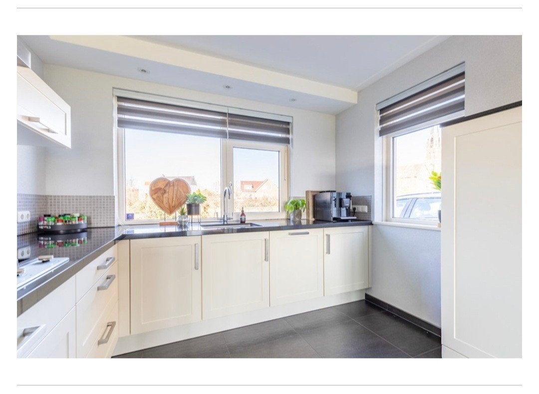 Bemmel & Kroon witte hoekkeuken met granieten blad en inbouw, Huis en Inrichting, Keuken | Complete keukens, Ophalen, Gebruikt