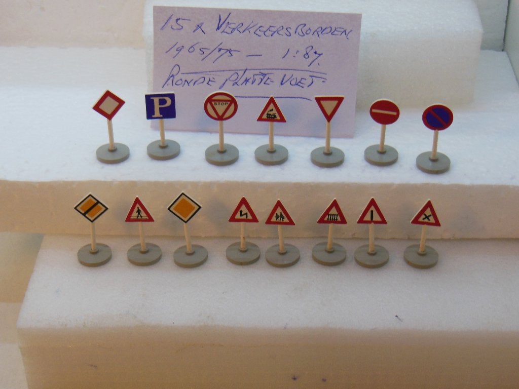 LEGO 15 Stuks verkeers borden - 1965/75, Hobby en Vrije tijd, Modelauto's | 1:87, Ophalen of Verzenden, Gebruikt, Overige typen
