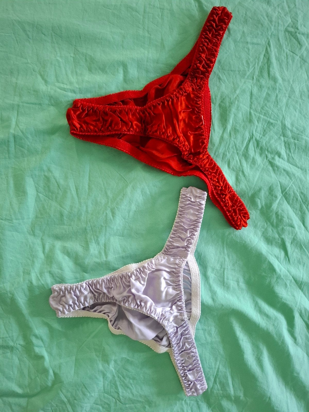 Twee silk (zijde) strings L, Kleding | Dames, Ondergoed en Lingerie, Verzenden, Rood, String