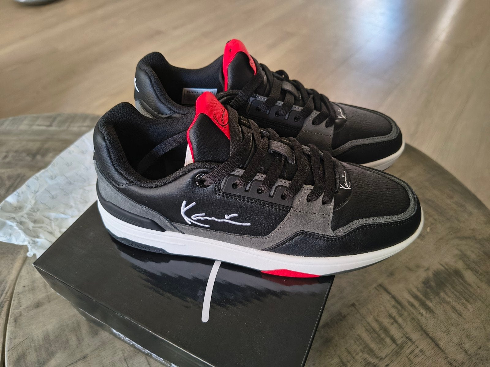 NIEUW Karl Kani LXRY 2K GS Sneakers - Zwart/Grijs/Rood, Kleding | Heren, Schoenen, Zwart, Nieuw, Ophalen of Verzenden, Sneakers of Gympen