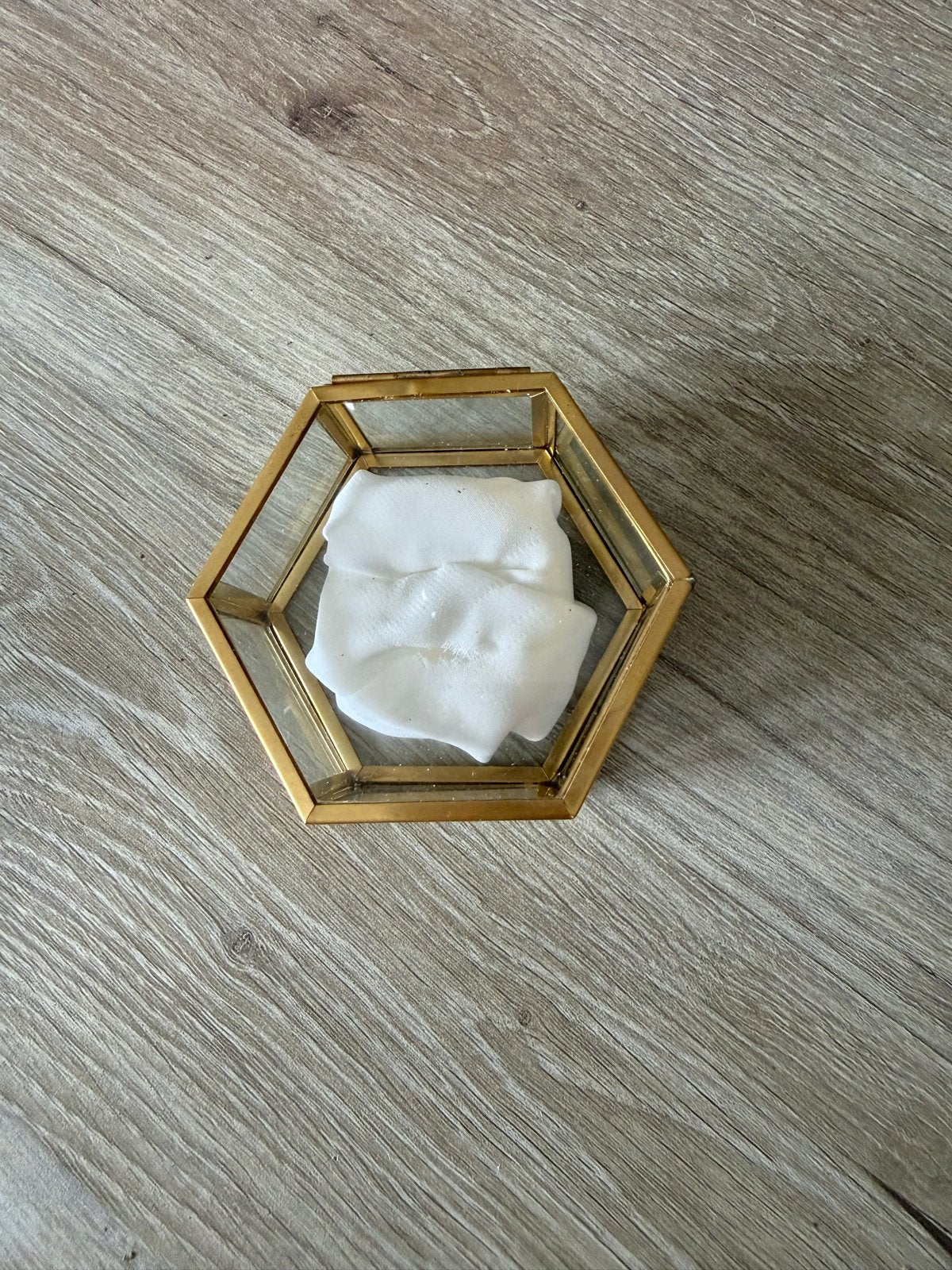 Ringendoosje bruiloft - Hexagon goudkleurig met glas, Ophalen, Overige materialen, Gebruikt, Dame of Heer