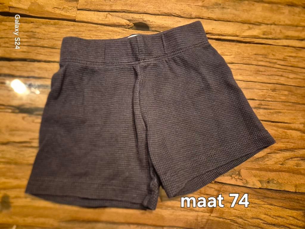 Donkergrijze wafelstof korte broek maat 74, Kinderen en Baby's, Babykleding | Maat 80, Gebruikt, Broekje, Jongetje of Meisje, Ophalen of Verzenden