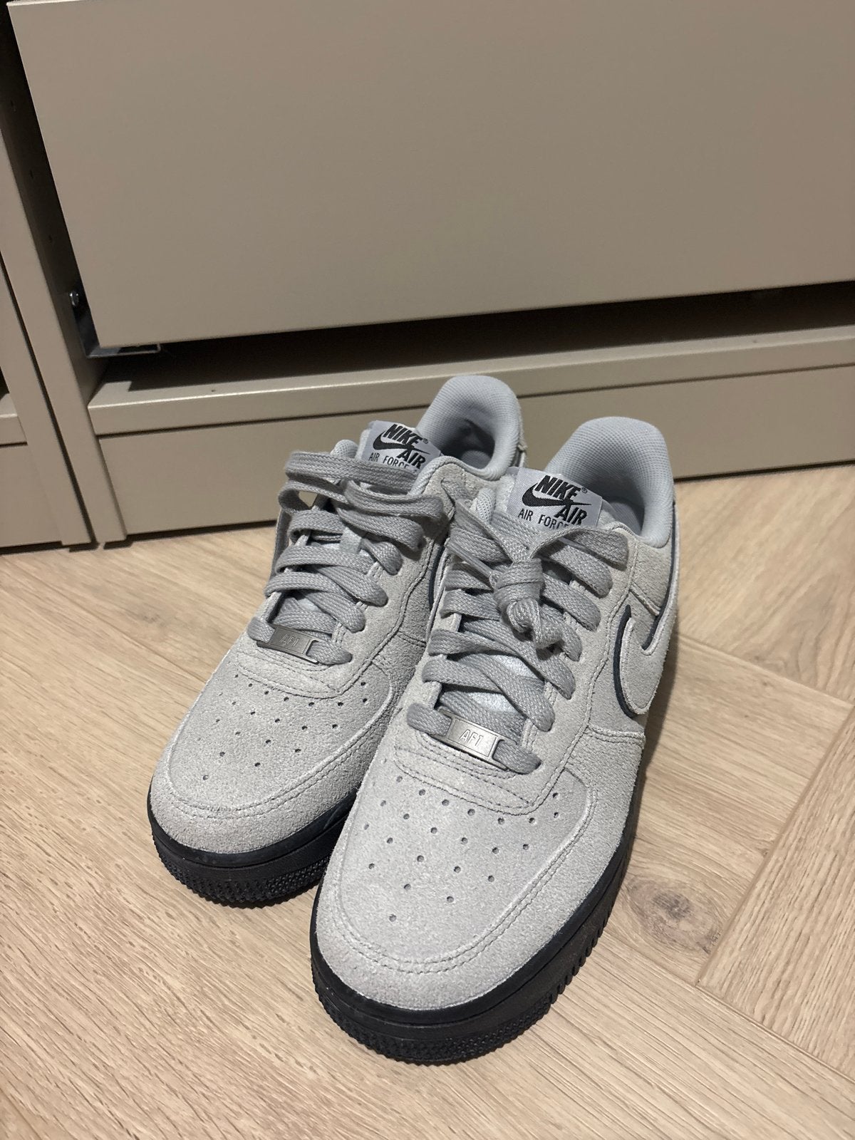 Nike Air Force 1 Low '07 LV8 Suede Wolf Grey, Ophalen, Overige kleuren, Nieuw, Sneakers of Gympen