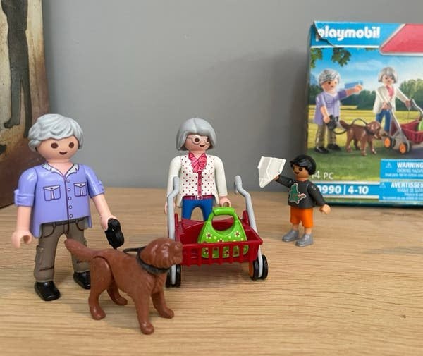 Setje playmobil met doos 70990 - opa en oma en kind, Kinderen en Baby's, Ophalen of Verzenden, Zo goed als nieuw