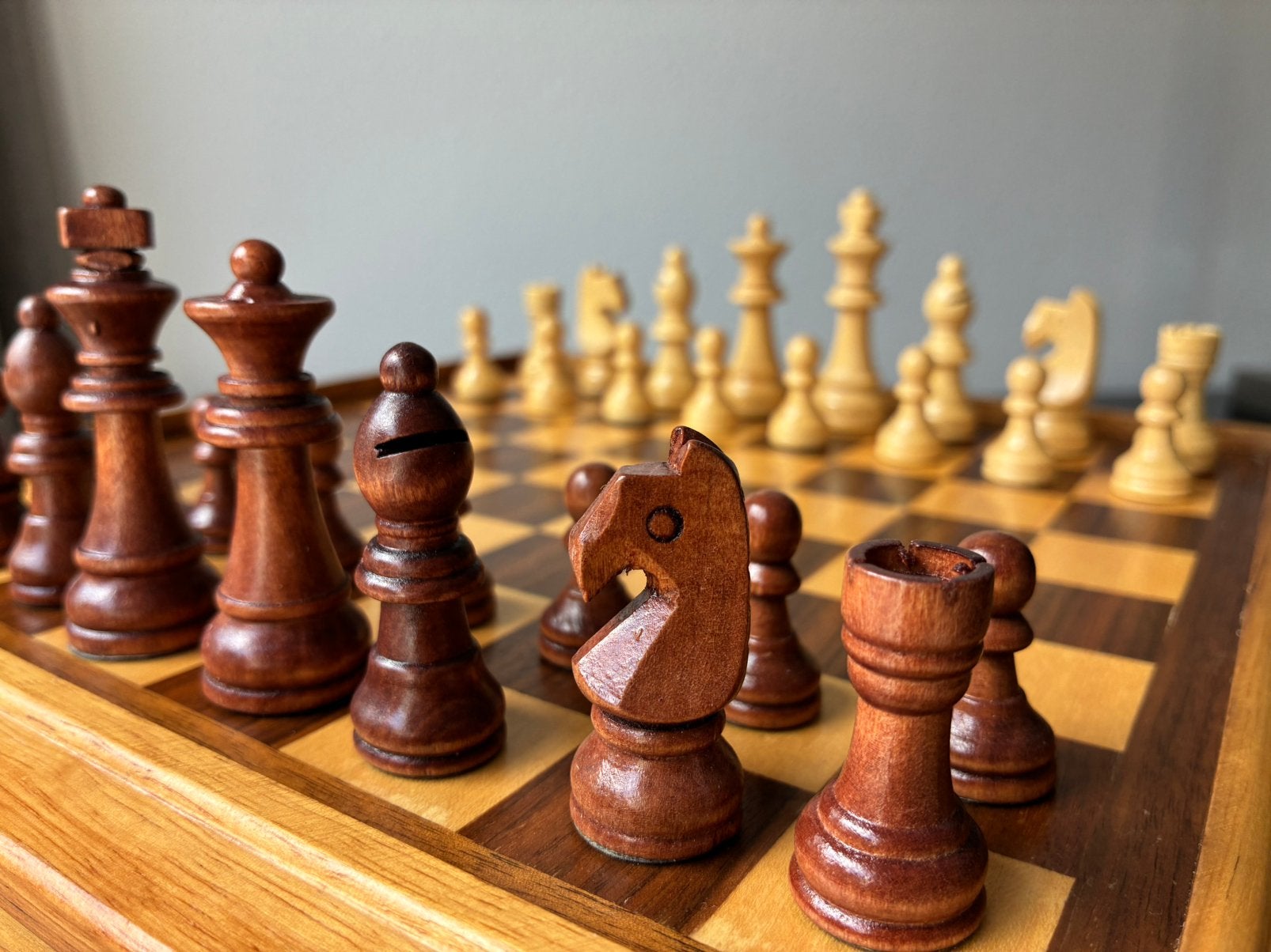 Verhoogd ingelegd schaakbord met houten schaakstukken K7, Ophalen of Verzenden, Gebruikt