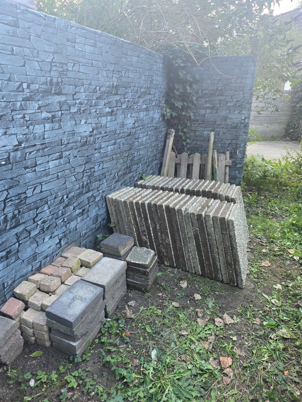 Gratis af te halen: 60x40 grijze uitwastegels + losse tegels, Tuin en Terras, Ophalen, Gebruikt, Beton, Klinkers