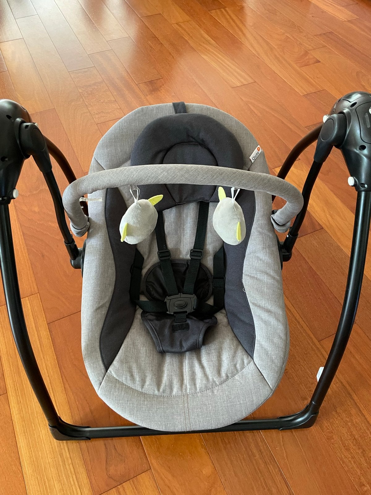 Qute babyschommel met muziek en geluidjes, taupe, Ophalen of Verzenden, Zo goed als nieuw