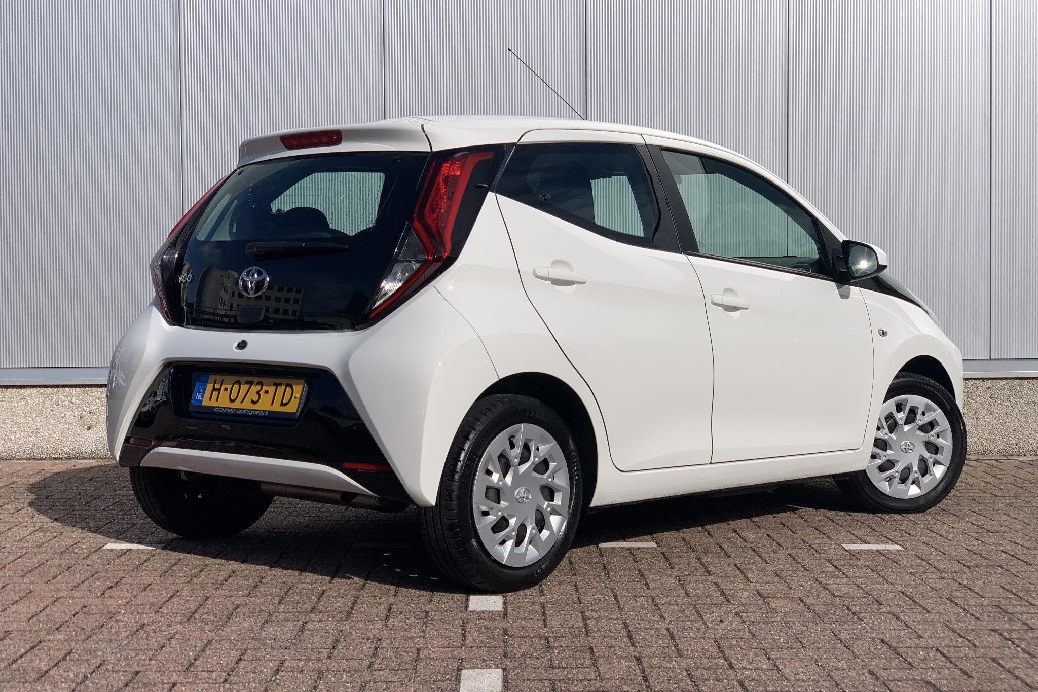 Toyota Aygo 1.0 VVT-i x-play / Camera / Bluetooth / DAB /, Voorwielaandrijving, Stof, Gebruikt, Euro 6