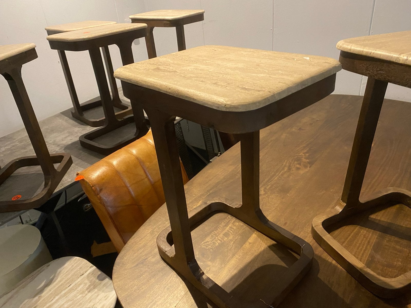 Bijzettafel van echt travertin met mangohouten frame, Minder dan 55 cm, Nieuw, Overige vormen, Hout