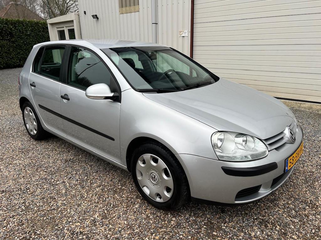 Volkswagen Golf 1.9 TDI Trendline 1e-EIG NEW-DISTRIBUTIE.NAP, Auto's, Voorwielaandrijving, Stof, Gebruikt, Zwart