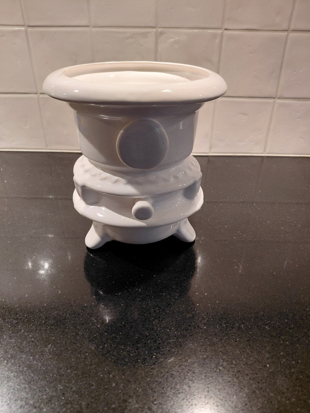 Witte keramische pot in de vorm van een oliestel, Tuin en Terras, Ophalen of Verzenden, Gebruikt, Rond, Minder dan 40 cm