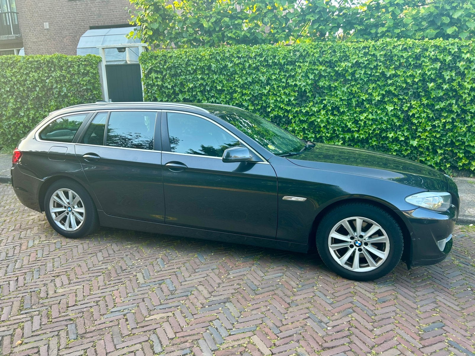 BMW 520d Touring High Executive|Automaat|Pano|Donkergrijs, Automaat, Euro 5, Achterwielaandrijving, Zwart