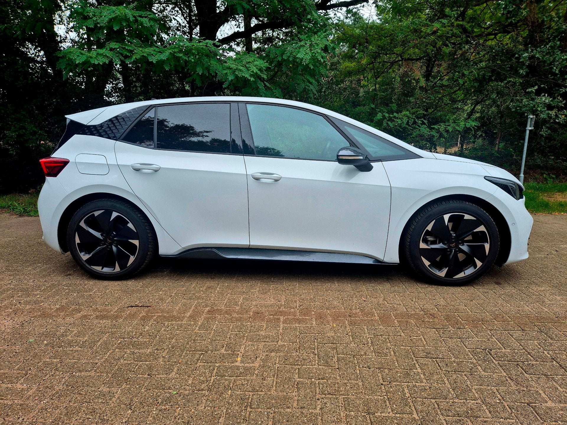Cupra Born Essential 63 kWh facelft btw, Automaat, Dealer onderhouden, Gebruikt, Zwart
