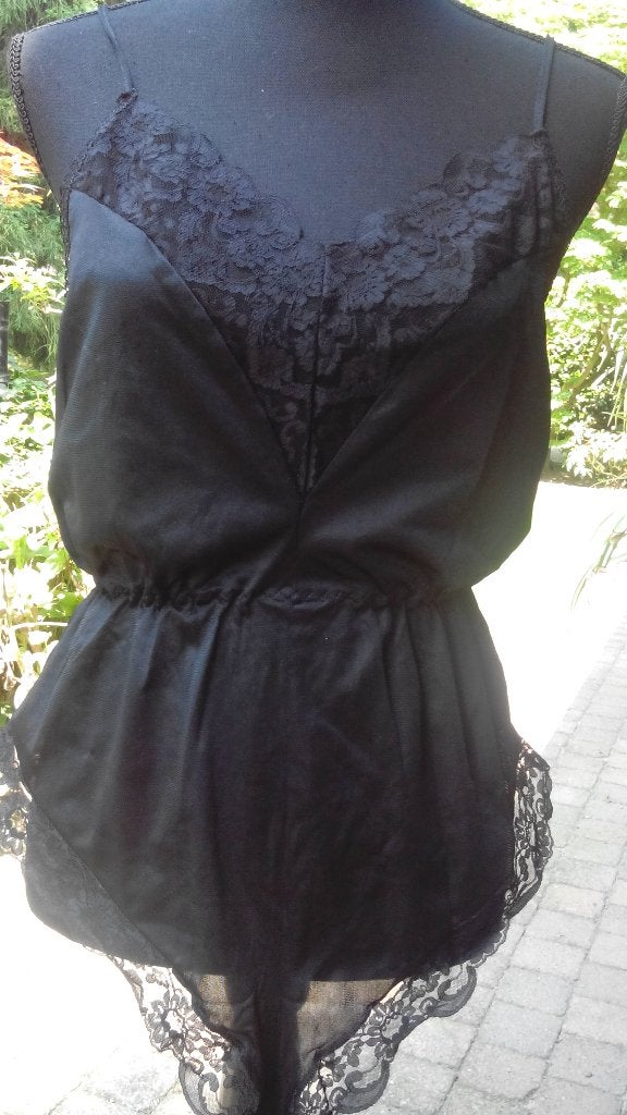2x Body met kant, playsuit, mt 38-40 Satin bordeaux en zwart, Livera, Ophalen of Verzenden, Zwart, Body of Korset