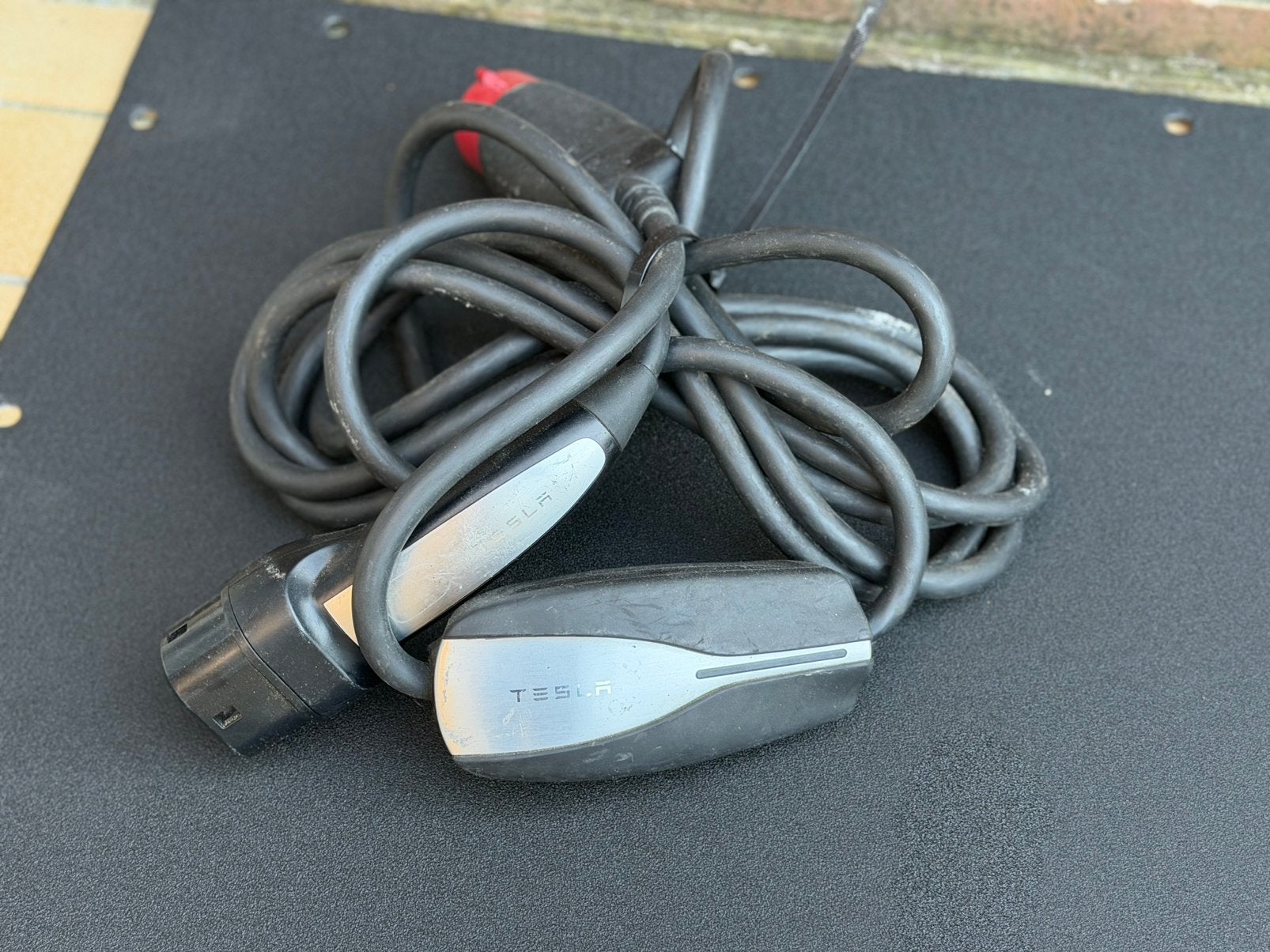 TESLA | LADER, Ophalen, Zo goed als nieuw, Laadkabel
