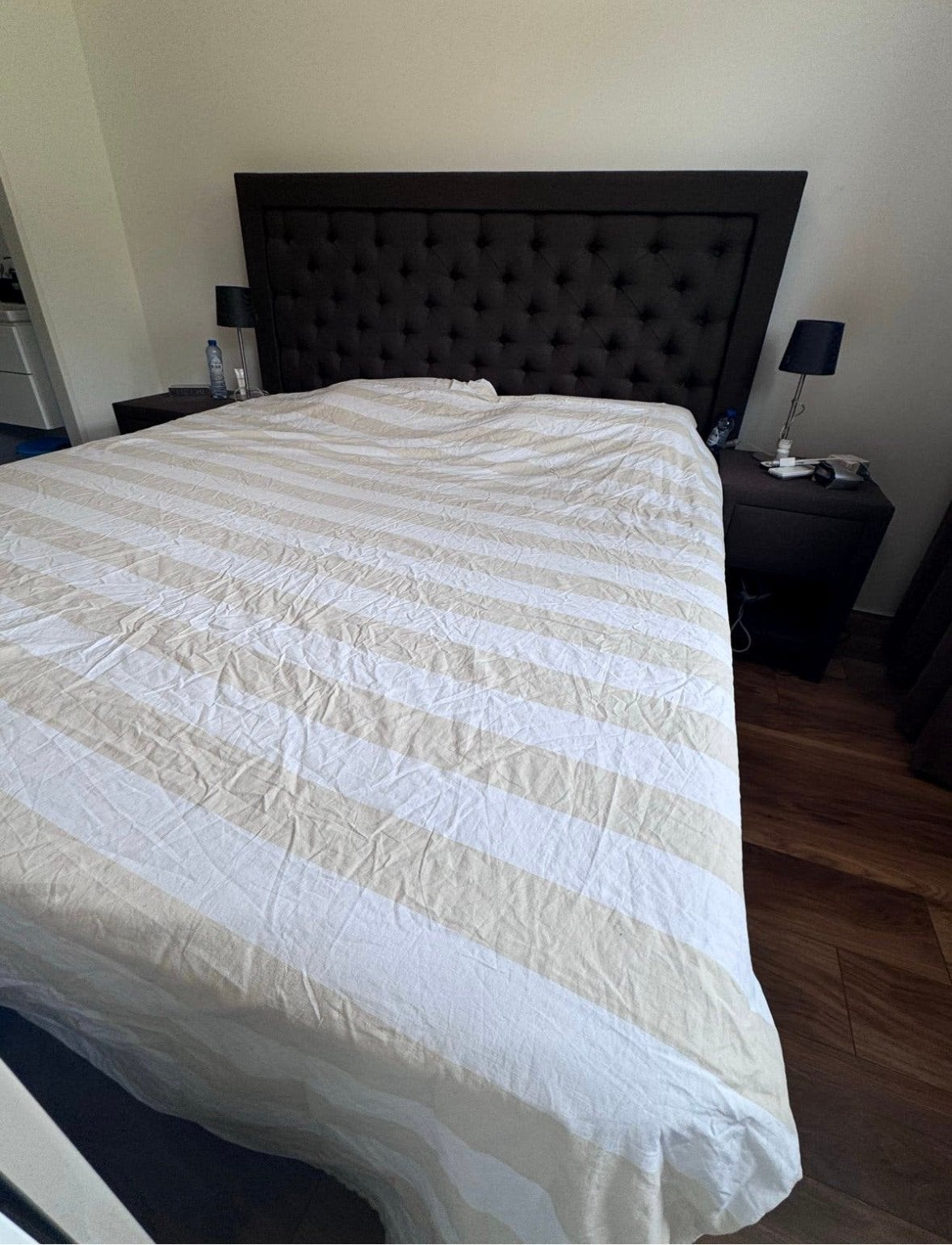 Swiss Sense bed met nachtkastjes MOET ZSM WEG, Ophalen, Gebruikt, Zwart, Tweepersoons