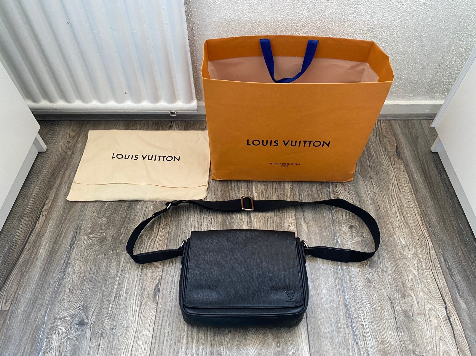 Louis Vuitton District PM Messenger Bag Black Taïga Leather, Overige merken, Verzenden, ., Zwart