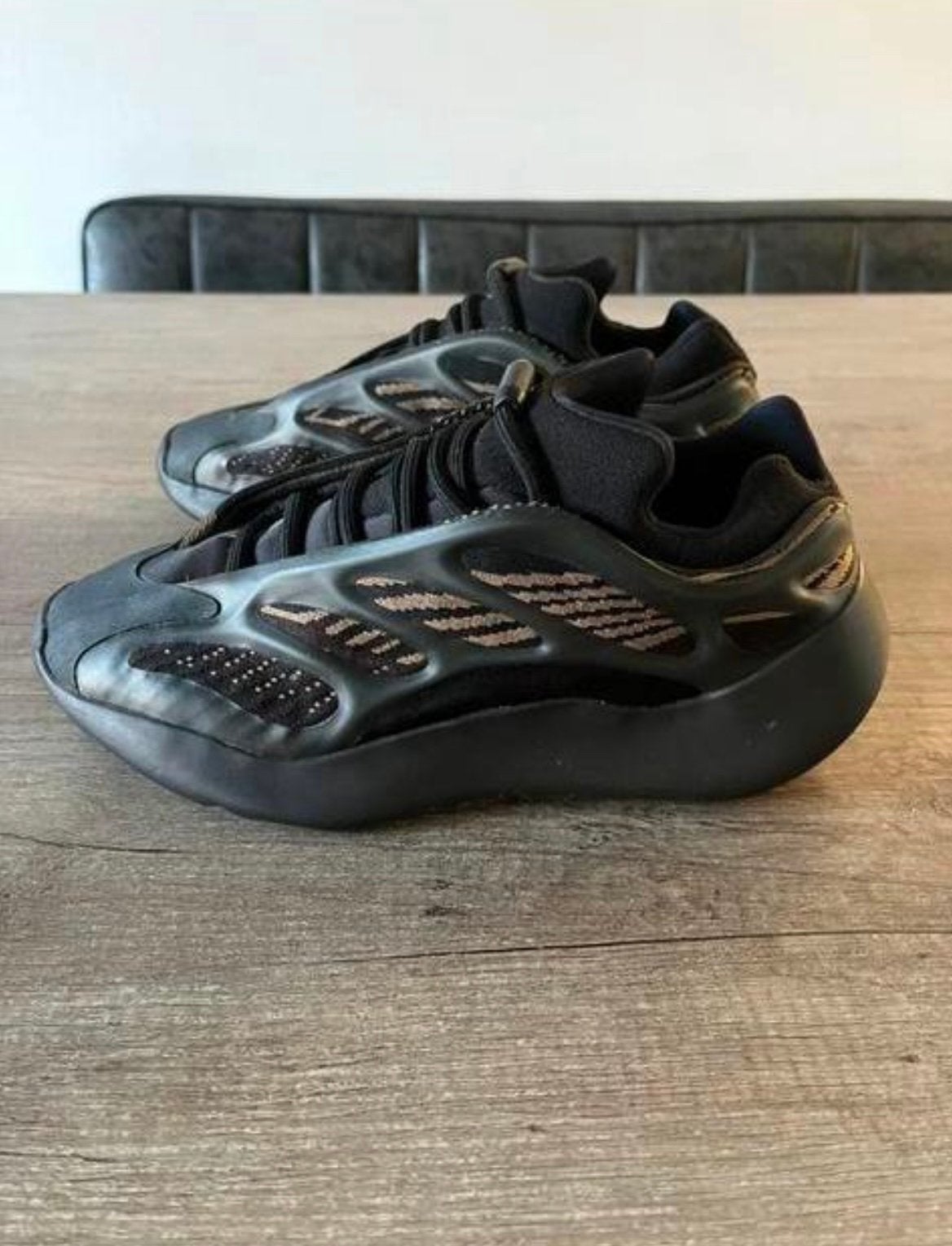 Adidas Yeezy 700, Zwart, Ophalen of Verzenden, Sneakers of Gympen, Zo goed als nieuw