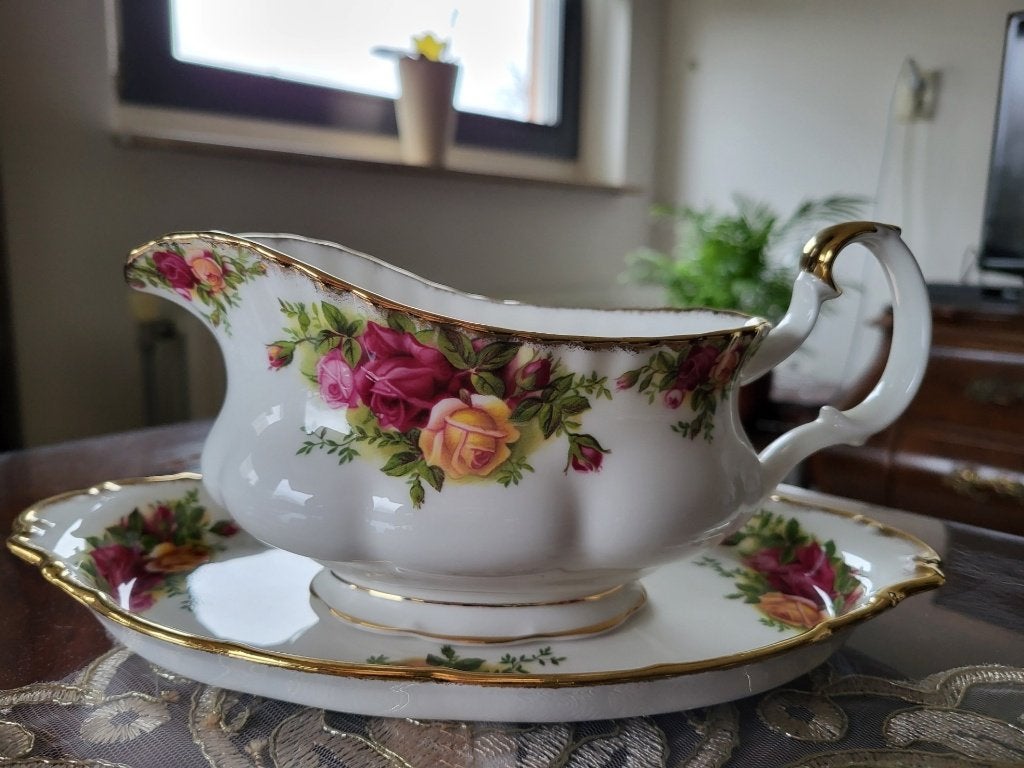 tweedelige sauskom met schotel van Royal Albert, Nieuw, Ophalen of Verzenden, Kom(men), Overige stijlen