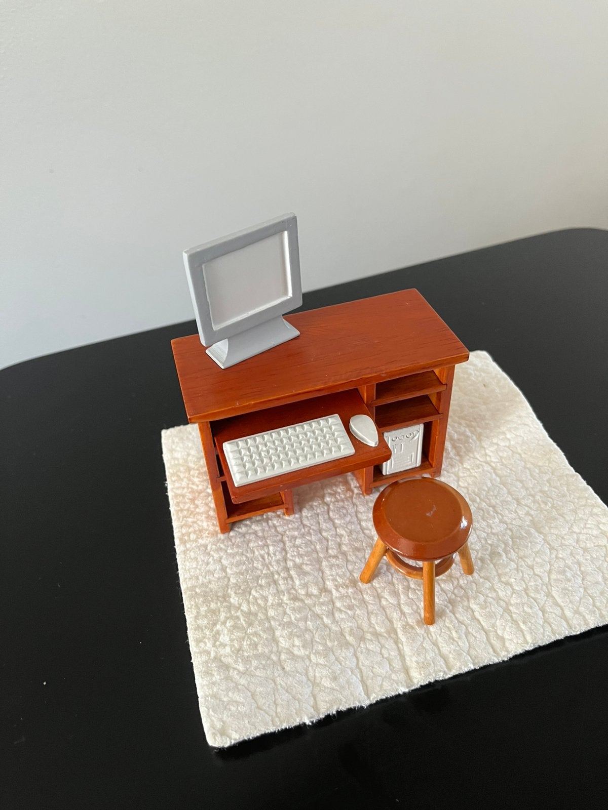 Poppenhuis 1:12 bureau met computer, Ophalen of Verzenden, Zo goed als nieuw, Poppenhuis