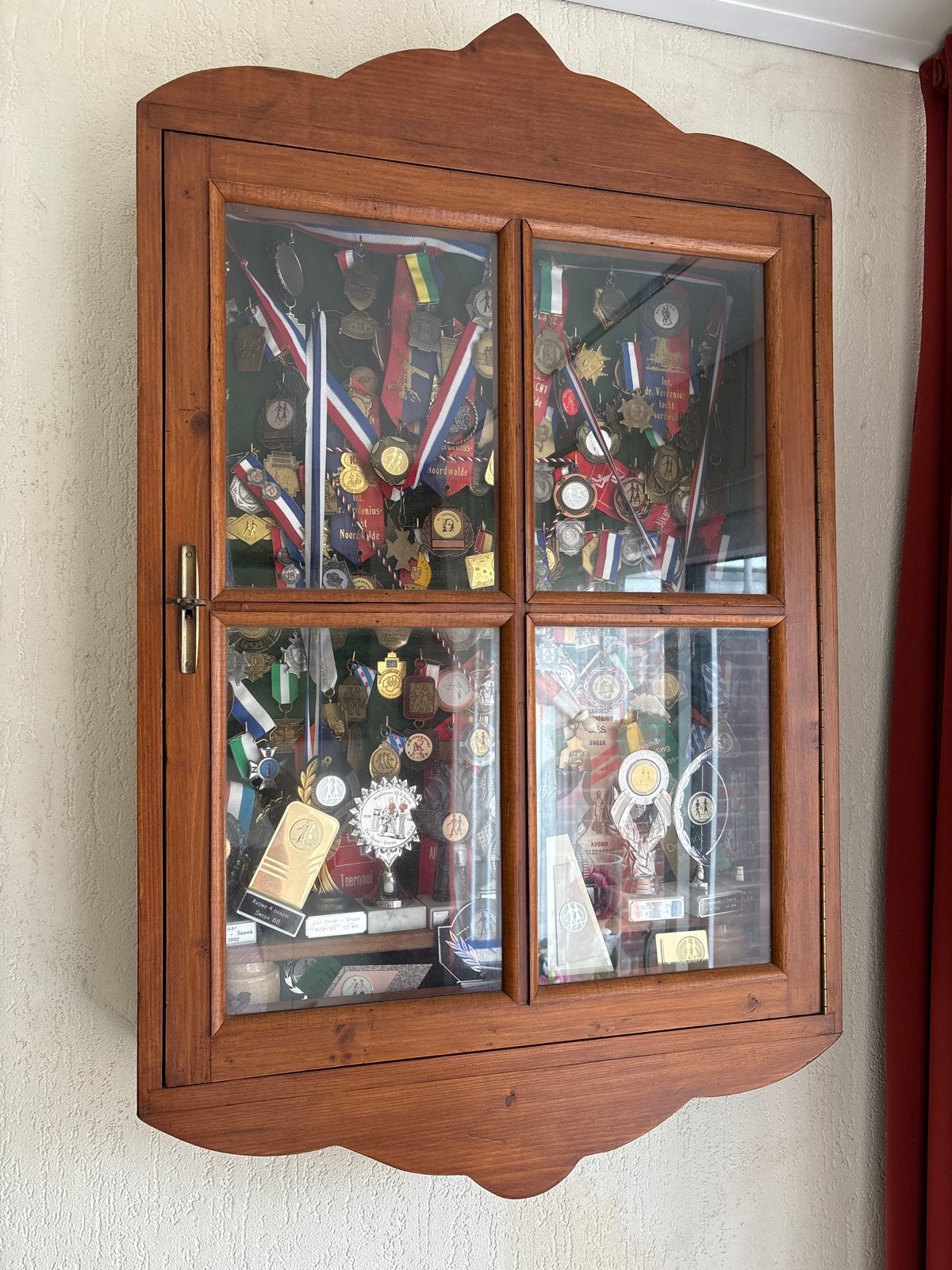 Houten vitrinekastje met glazen deuren, Ophalen, Gebruikt, Minder dan 25 cm, Overige houtsoorten