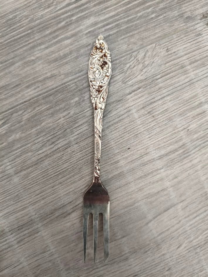 Danvic verzilverde gebaksvork florale stijl, Huis en Inrichting, Keuken | Bestek, Overige materialen, Gebruikt, Gebaksvork, Los bestek