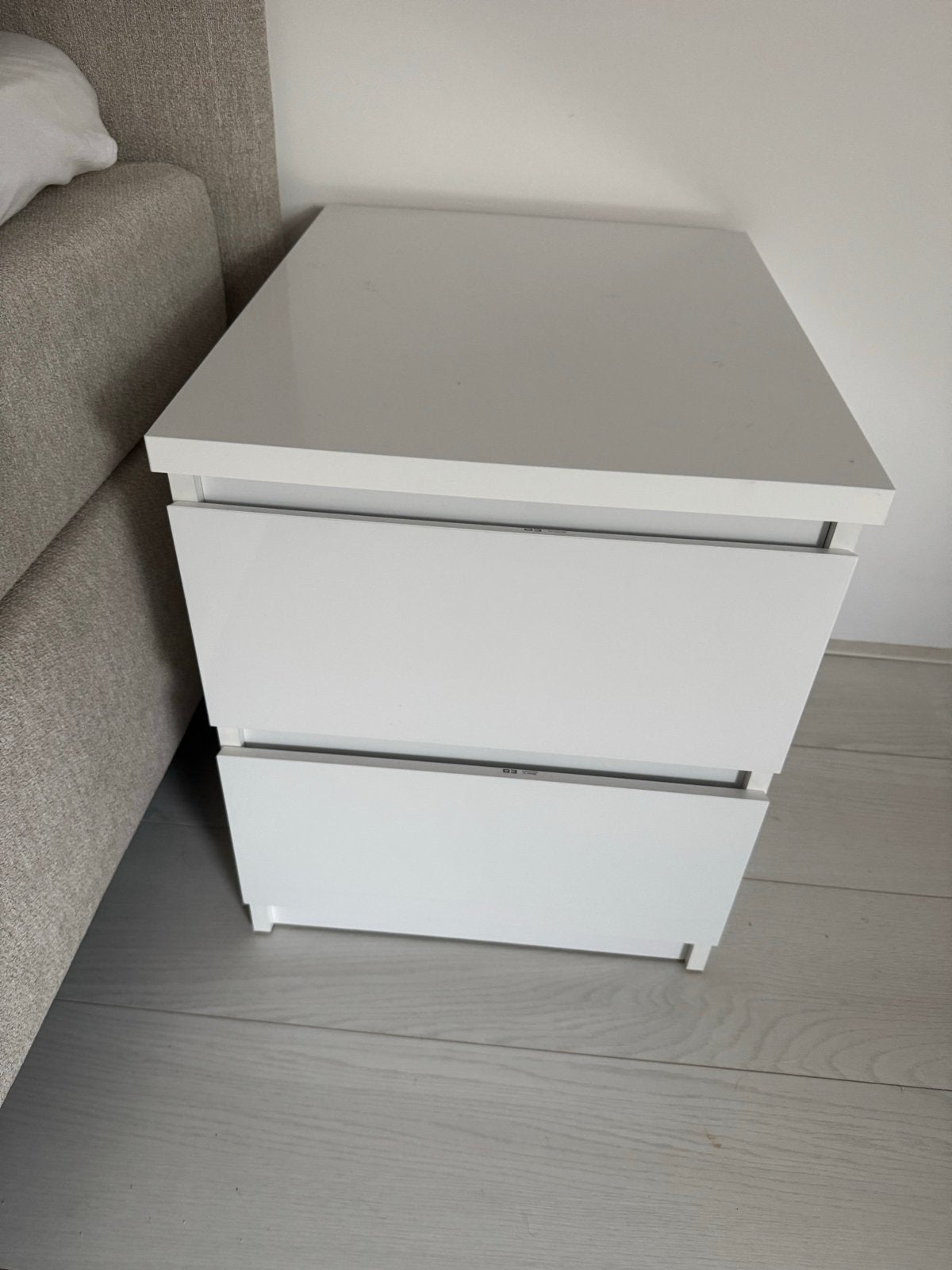 2 Nachtkastjes Naia - 2 lades - hoogglans wit, Huis en Inrichting, Ophalen, 55 tot 70 cm, Zo goed als nieuw, 45 tot 65 cm