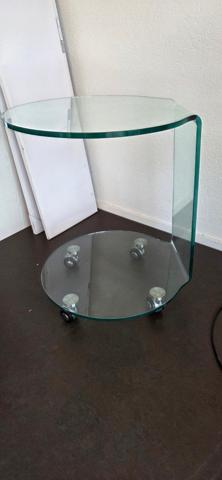 Wegens overlijden te koop 2 glazen design bijzettafeltjes., Ophalen
