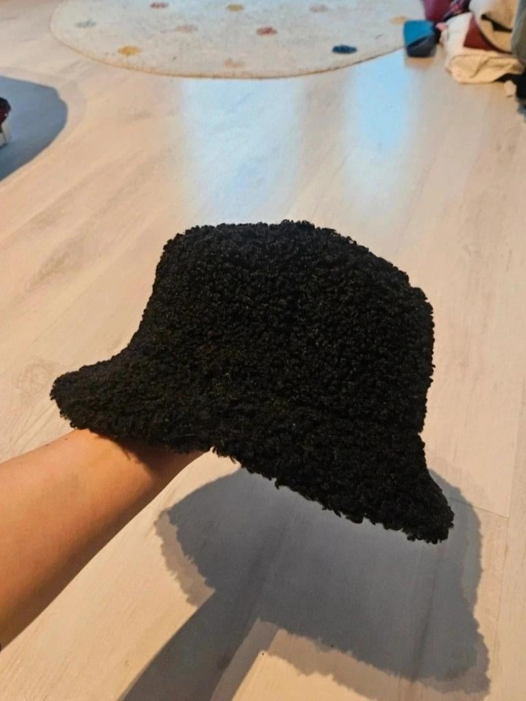 Zwarte teddy bucket hat, Ophalen of Verzenden, Zo goed als nieuw, One size fits all, Hoed