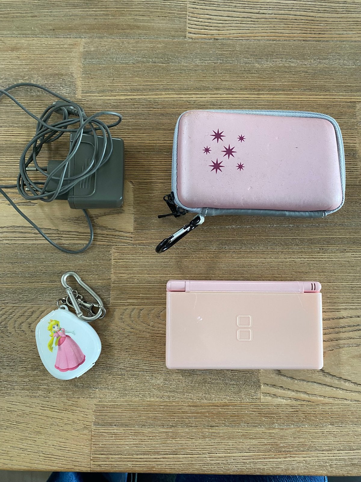 Roze Nintendo DS Lite met hoesje en oplader, Spelcomputers en Games, Ophalen, Gebruikt, Roze, Met beschermhoes of tas