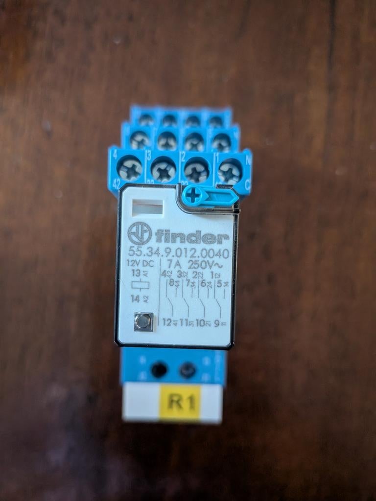 Te koop: Finder relais met voet (type 94.04) voor DIN-rail, Ophalen of Verzenden, Gebruikt, Overige typen
