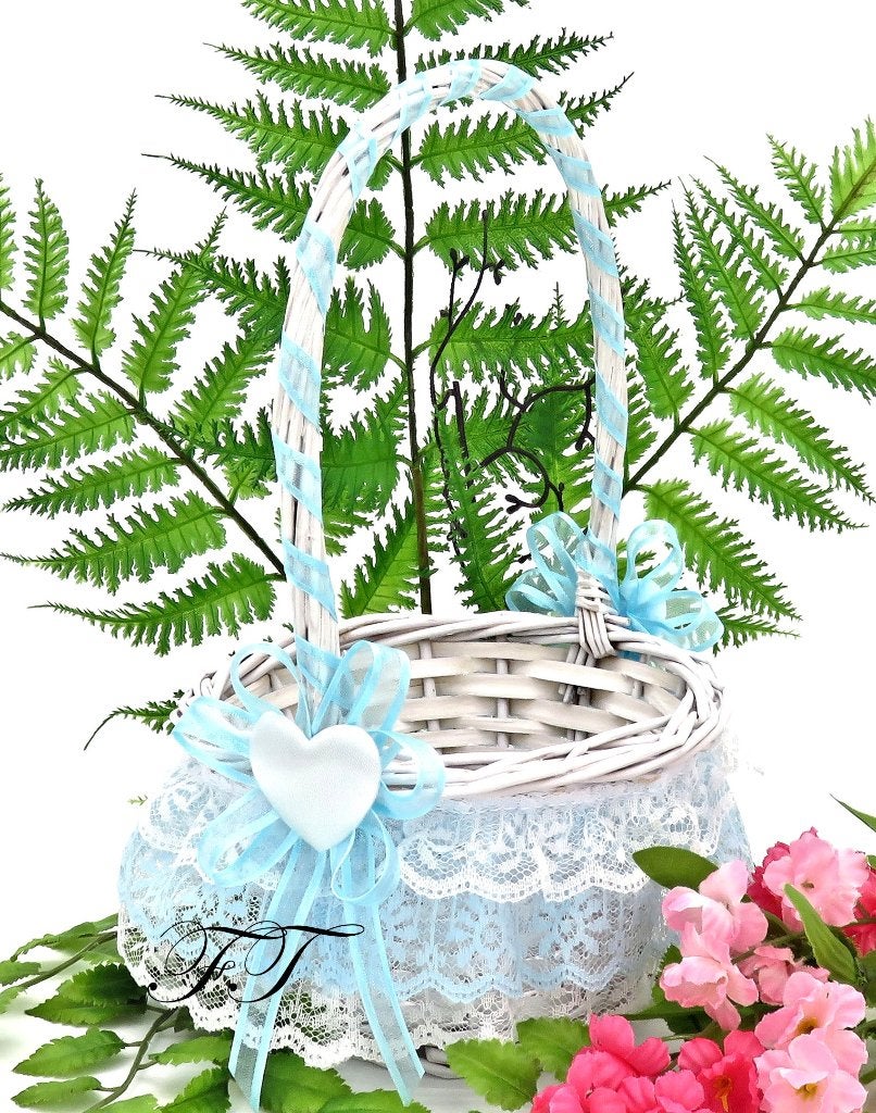 Mooie witte rieten strooimandje met blauw en wit kant., Ophalen of Verzenden, Nieuw, Feestartikel, Geboorte of Huwelijk