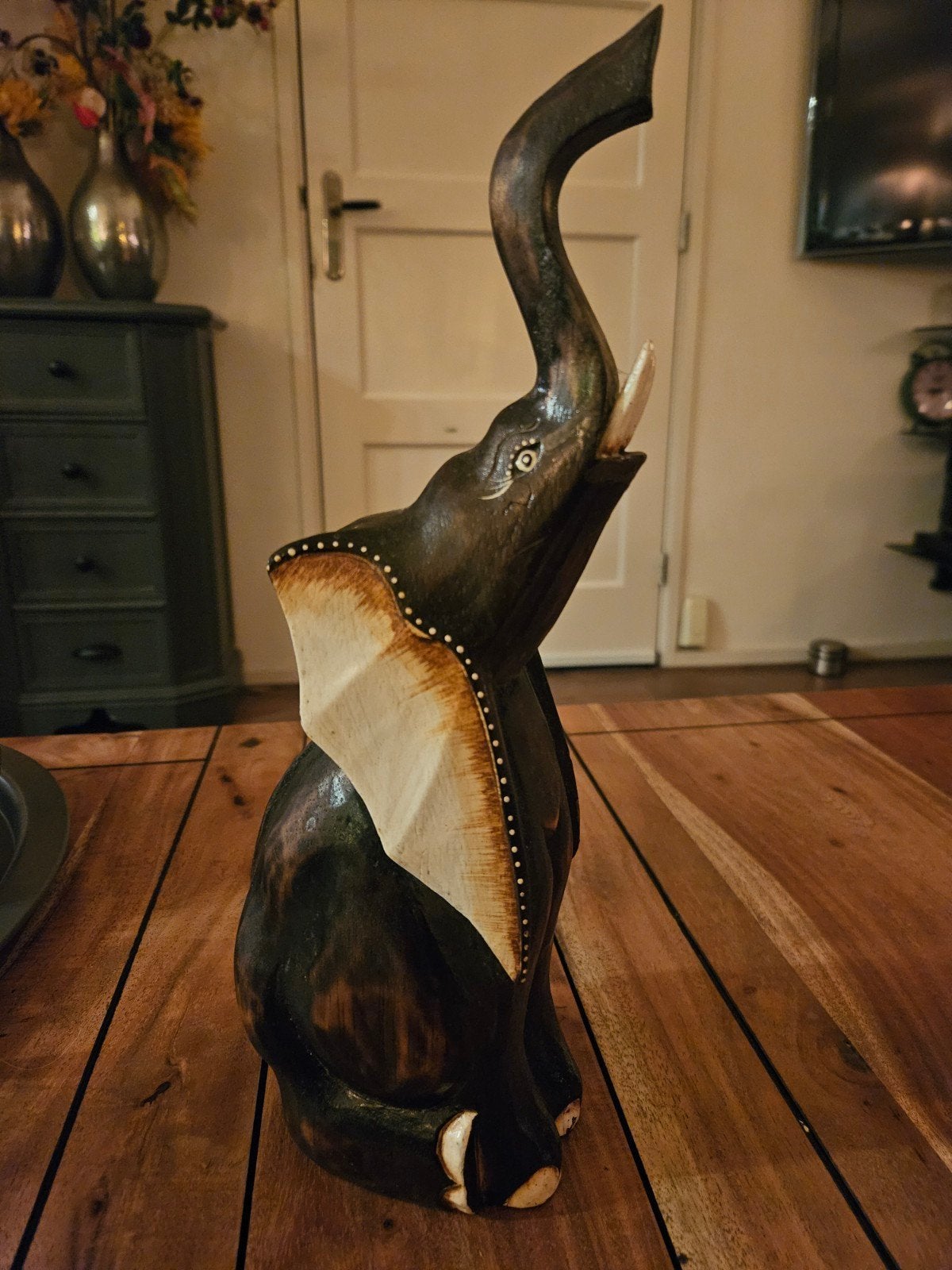 Houten olifant met slurf omhoog - Gelukssymbool, Antiek en Kunst, Ophalen of Verzenden, 20 - 50 cm, Beeld, Hout