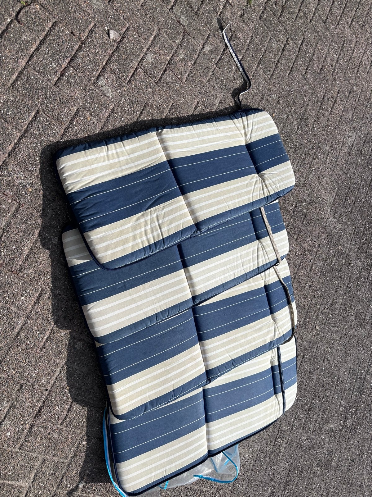 4 tuinkussens blauw/beige gestreept (1 bandje los), Tuin en Terras, Ophalen, Gebruikt