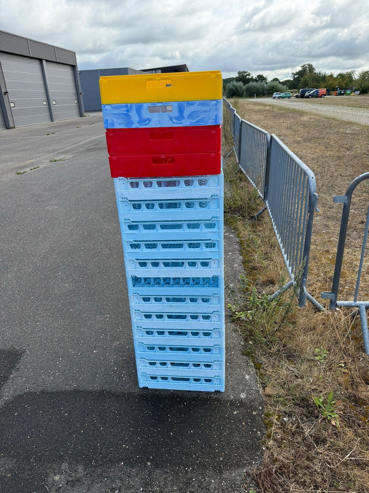 Diverse kratten - Hobart, rood, geel, blauw, Doe-het-zelf en Verbouw, Kratten en Dozen, Ophalen, Gebruikt, Minder dan 50 cm, 50 cm of meer