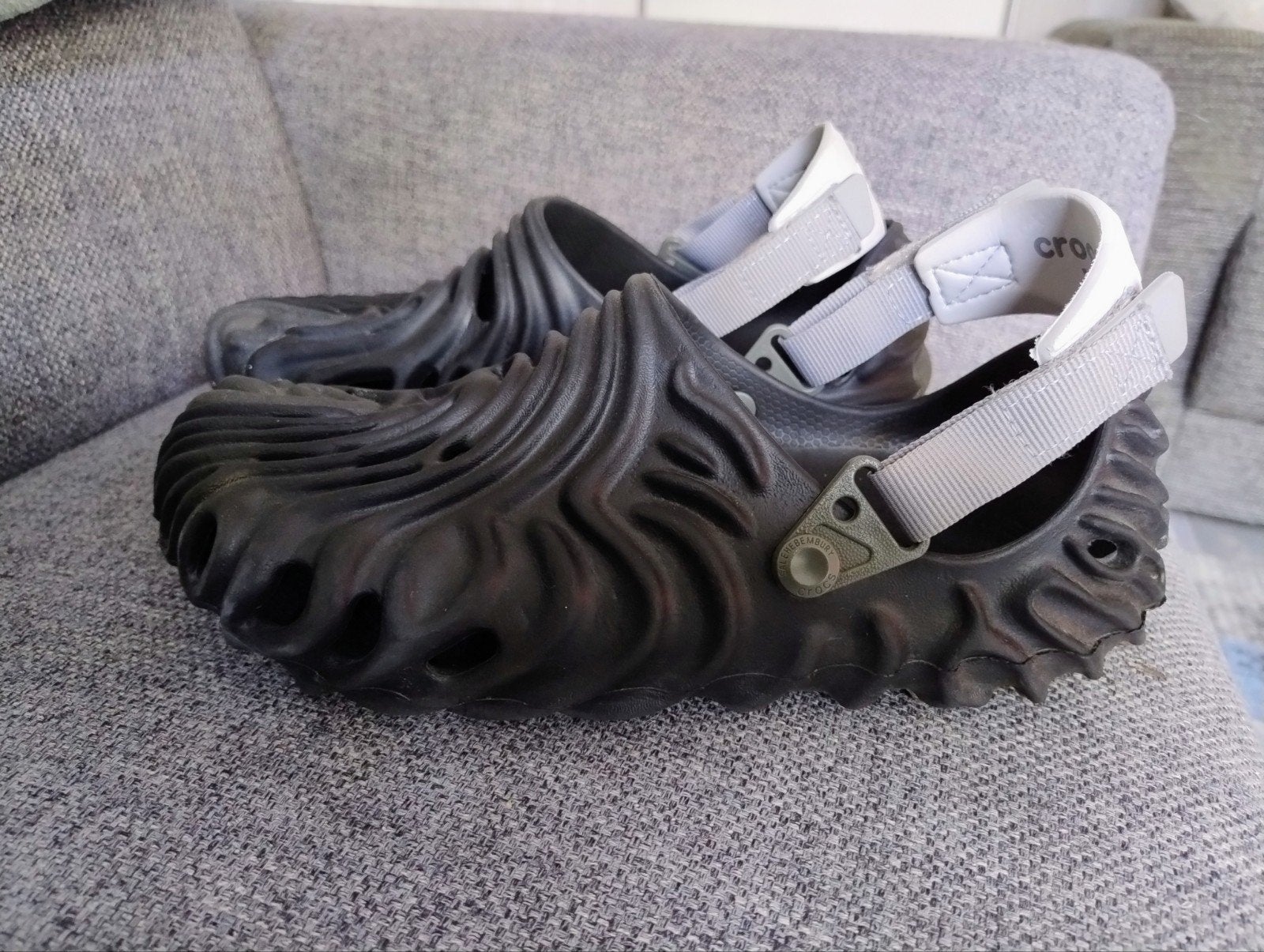 Crocs Pollex Clog by Salehe Bembury - Zwart - Maat M11, Ophalen of Verzenden, Zo goed als nieuw